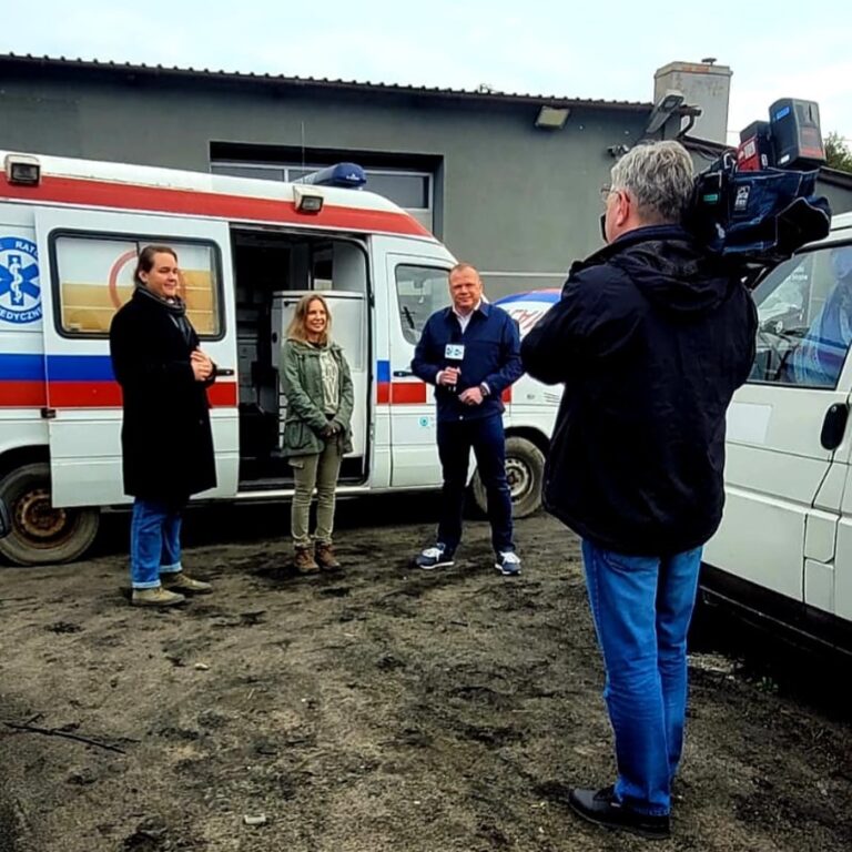 Przekazanie karetki dla polskich służb medycznych ratujących życie na linii frontu w Bachmucie.